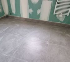 Carrelage posé avec plinthe salle de bain du 1er