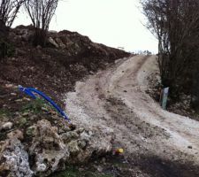 L'entrée du terrain qui déborde un peu sur le bas coté mais les camions ne seraient pas montés.