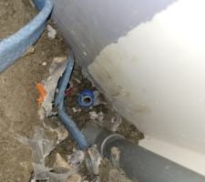 Recherche de fourreau dans le cellier, dalle cassée du coup!!!