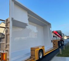 L'arrivée de la coque sur le camion