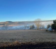 Entre le loueur et la maison, lac de naussac dans le brouillard
