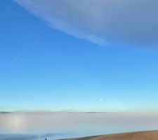 Entre le loueur et la maison, lac de naussac dans le brouillard