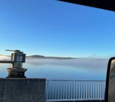 Entre le loueur et la maison, sur le barrage du lac de naussac pris dans le brouillard