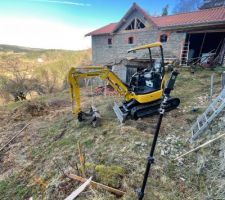 Arrivé sur le chantier, prise en main de la pelle. Je vais commencer tranquille par faire une plateforme ou je vais planter des fruitiers