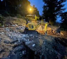 Amélioration du terrassement de la rampe, et commencement des emplacements de fondations du mur de soutenement à venir pour agrandir la zone de retournement devant la maison