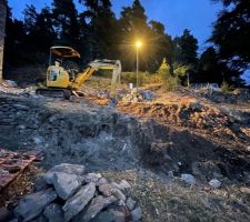 Amélioration du terrassement de la rampe, et commencement des emplacements de fondations du mur de soutenement à venir pour agrandir la zone de retournement devant la maison