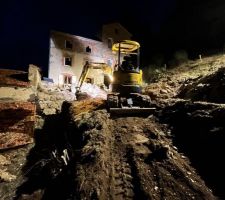 Amélioration du terrassement de la rampe, et commencement des emplacements de fondations du mur de soutenement à venir pour agrandir la zone de retournement devant la maison