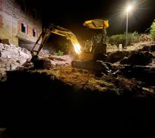Amélioration du terrassement de la rampe, et commencement des emplacements de fondations du mur de soutenement à venir pour agrandir la zone de retournement devant la maison