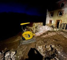 Amélioration du terrassement de la rampe, et commencement des emplacements de fondations du mur de soutenement à venir pour agrandir la zone de retournement devant la maison
