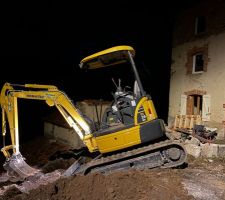 Amélioration du terrassement de la rampe, et commencement des emplacements de fondations du mur de soutenement à venir pour agrandir la zone de retournement devant la maison