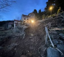 Amélioration du terrassement de la rampe, et commencement des emplacements de fondations du mur de soutenement à venir pour agrandir la zone de retournement devant la maison