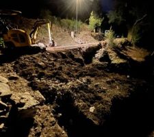 Amélioration du terrassement de la rampe, et commencement des emplacements de fondations du mur de soutenement à venir pour agrandir la zone de retournement devant la maison