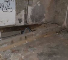 Visiblement après étude aujourd'hui la partie derrière le muret est une dalle béton, cette dalle serait tenue par la poutre béton par le dessus.