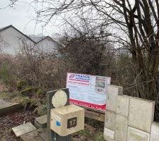 Pose du panneau de chantier