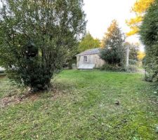 Terrain 550 M2, orientation sud, le long de la route