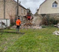 Demolition Mur de cloture en Pierre sur 8 metres (futur portail garage)