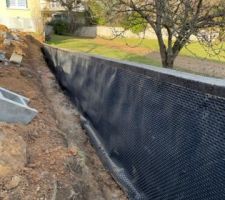 Mur de sout&egrave;nement goudronn&eacute;, et mise en place de la membrane d'&eacute;tanchi&eacute;t&eacute; (Delta MS)