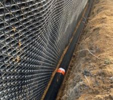Mise en place du drain (Batifibre: drain tout en un, ne n&eacute;cessite ni gravier ni G&eacute;otextile)