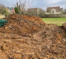 Terre issue des tranchés de fondation du mur de soutènement.