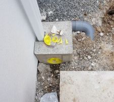 Oups, pas très protégé la canalisation d'eaux pluviales surtout qu'elle est en limite de propriété à 8 cm. Il va falloir viser juste pour la clôture.