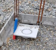 Oups, dommage, plus de fourreau bleu pour le passage de l'eau. 
un petit coup de bombe fera l'affaire, "on y verra que du feu"