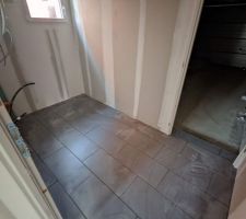Carrelage posé dans la buanderie. Il manque encore les joints mais bon ^^