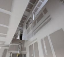 Vue depuis le bas du futur escalier. On voit clairement l'emplacement des 2 futures grandes verrières :)