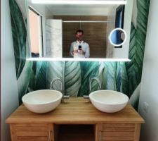 Salle de douche - meuble vasque Tikamoon, vasques motif terrazzo, miroir Moonpick