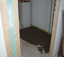 Réagréage du sol de la salle de bain, pour mettre le parquet en teck
