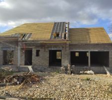 Début de la charpente sur la partie maison