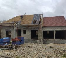Livraison des tuiles et pose des tuiles sur la partie garage
