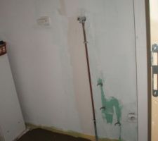 Réagréage du sol de la salle de bain, pour mettre le parquet en teck