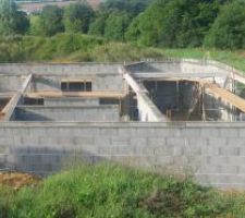 Fin du sous-sol, les poutres sont posées (on en à bavé), les planelles sont mises.
On pose les poutrelles le lendemain.