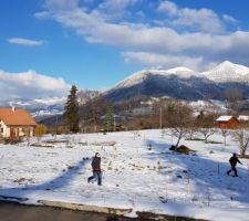 Le printemps approche mais de nouveau de la neige. Implantation de la maison sur le terrain