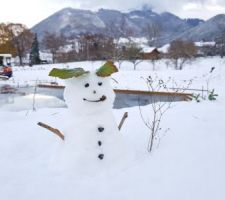 1er mini bonhomme de neige sur notre terrain où seul le radier est présent pour l'instant