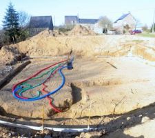 Les fondations sont en partie creus&eacute;es (il manque les semelles).
La tranch&eacute;e pour les r&eacute;seaux est d&eacute;j&agrave; rebouch&eacute;e, on a d&ucirc; contourner une &eacute;norme patate de granite (bien content qu'elle ne soit pas &agrave; la place de la maison).