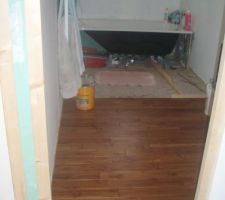 Parquet en teck de la salle de bain, en cours