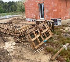 Le placo est termin&eacute; depuis plusieurs semaines, rien n'avance depuis. La parcelle est toujours un d&eacute;potoire. Le conducteur de travaux ne r&eacute;pond plus et j'apprendrai bient&ocirc;t par un artisan que j'aurai un nouveau conducteur de travaux. 
La cuisine est en fabrication et nous ne pouvons pas faire marche arri&egrave;re sans compter les d&eacute;marches concernant notre logement, les vacances pos&eacute;es, etc...
Apr&egrave;s demande par recommand&eacute;, la direction d'Alpha constructions nous dira gentiment qu'elle se d&eacute;douane de tout dommage ou vol mais que l'on peut stocker la cuisine dans le garage... Seul probl&egrave;me nous n'avons pas de garage!