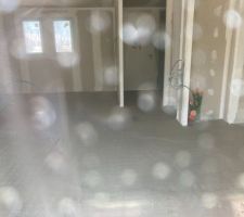 Le chantier reprend avec un nouveau conducteur de travaux. La dalle est coul&eacute;e. 
Plus question de donn&eacute; de date. Nous nous retrouvons dans le flou et le temps passe mais la direction a apparemment demand&eacute;  &agrave; tout mettre en ?uvre pour que cela se passe le plus rapidement possible.