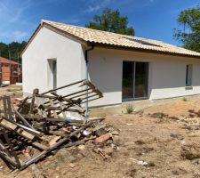 Apr&egrave;s un probl&egrave;me de livraison, il me semble, les enduiseurs font enfin le travail et le chantier a avanc&eacute; un peu. 
Cela a cependant donn&eacute; lieu &agrave; une intervention de la police sur ma parcelle et celle du voisin pour &eacute;teindre le feu d&ucirc; &agrave; l'incin&eacute;ration de leurs d&eacute;chets &agrave; 2 m&egrave;tres de la for&ecirc;t. 
Comme si cela ne suffisait pas, ils jetteront les d&eacute;chets dans la for&ecirc;t ou les enterreront en partant sans sourciller et devant moi.