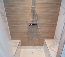 Douche RdC - fa&iuml;ence effet marbre et bois - colonne de douche Grohe Smartcontrol - 2 bancs de douche