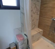 Douche RdC - fa&iuml;ence effet marbre et bois - colonne de douche Grohe Smartcontrol - 2 bancs de douche