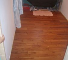 Pose du parquet de la salle de bain terminé!
Je vais pouvoir acheter mon meuble!