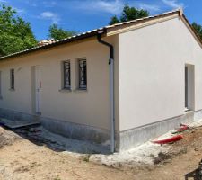 Enduit de fa&ccedil;ade termin&eacute;. Une couche de plus de d&eacute;chets dans les tranch&eacute;es.