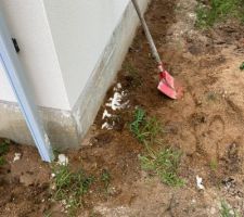 Dernière photos concernant les déchets pour partager la façon de faire de notre constructeur. Quelques jours plus tard, nous pensions que l'enduit avait disparu mais apparemment, quelqu'un est juste passé les enterrés pour cacher les kilos d'enduits tombés ou d'autres choses comme nous avons pu le vérifier.