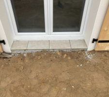 Le carrelage sera fait sur un seuil de porte-fen&ecirc;tre non termin&eacute;s. Les volets semblent en bon &eacute;tat &agrave; ce jour et facile &agrave; peindre.