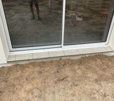 Carrelage fini avant le seuil. Nous serons livr&eacute; comme &ccedil;a plusieurs mois plus tard.