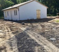 Terrassement fini. Le nivellement n'a pas vraiment été fait. Ils ont juste étalé les terres rapidement. Un peu déçu sur ce point et très déçu sur l'influence du constructeur sur le terrassier qui clairement l'a envoyé sur d'autres sites car il ne faisait pas avancé notre chantier. Incompétence, erreurs systématiques ou volonté d'être en position de force à réception, je vous laisse seuls juges.