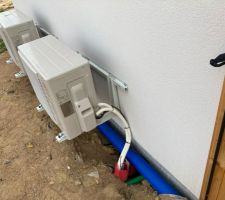 Après que le conducteur nous ait poser un lapin ainsi que le technicien adsl en début d'après-midi pour la visite de pré-réception( pour info, il nous a prévenu 30 minutes avant qu'il aurait plus d'une heure de retard alors qu'il le savait depuis la veille, la maison était a plus de 30 minutes et je n'avait que mon téléphone pro), un appel de fonds anticipé et un rendez-vous avec le metteur au point pendant leur vacances, Alpha constructions a enfin réussi a ouvrir la porte au metteur point pour qu'il finisse le travail ! ! !