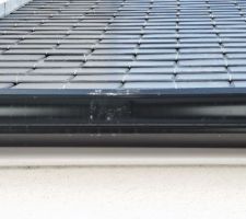 Les enduiseurs ont abimé la gouttière avec l'échaffaudage